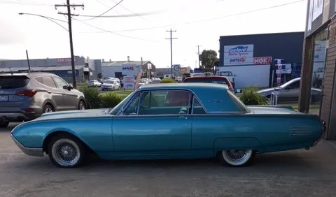 1961 Ford Thunderbird image 2